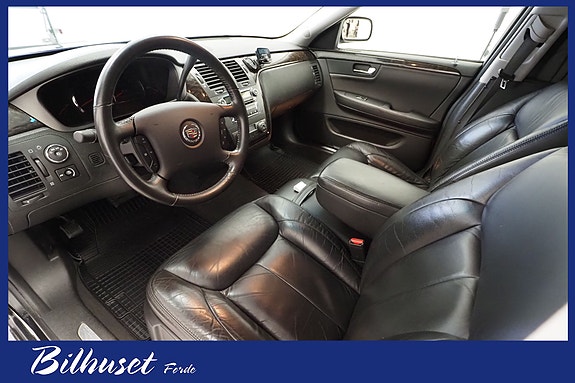 Cadillac DTS 6 of 30