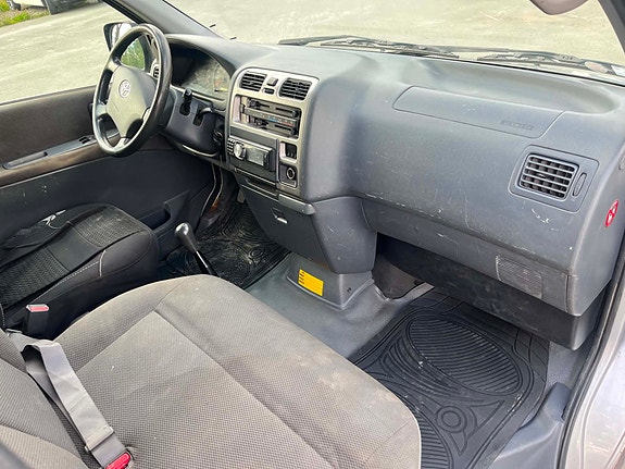 Toyota HiAce 9 of 11