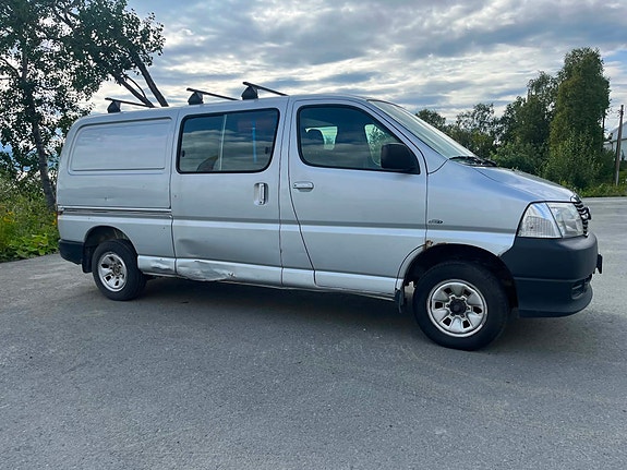 Toyota HiAce 2 of 11