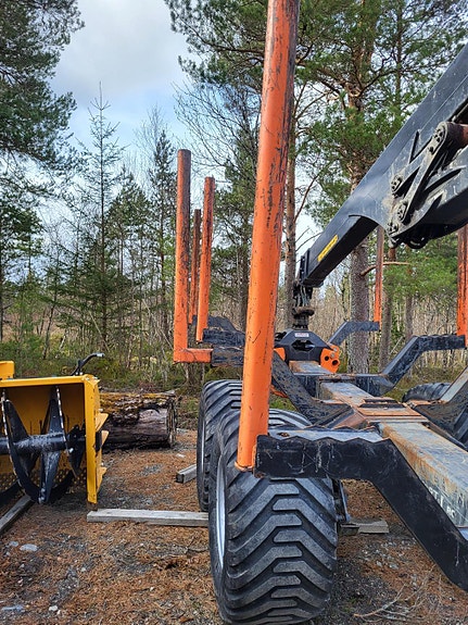 BMF 18T1 pro tonns tømmerhenger med 800 HD kran 2 of 13