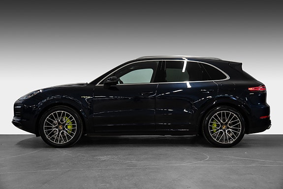 Porsche Cayenne 3 of 30