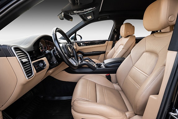 Porsche Cayenne 11 of 30