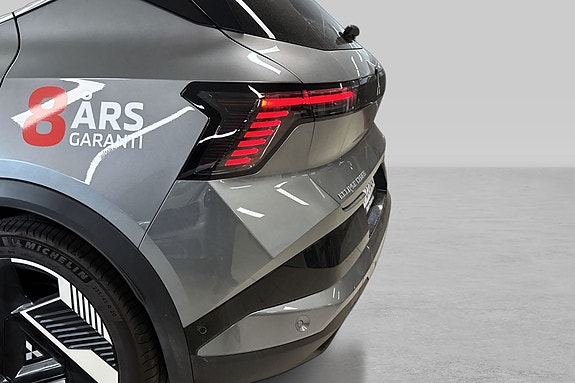 Baklyset har tydelig signatur i gråfarget, elegant SUV-design.