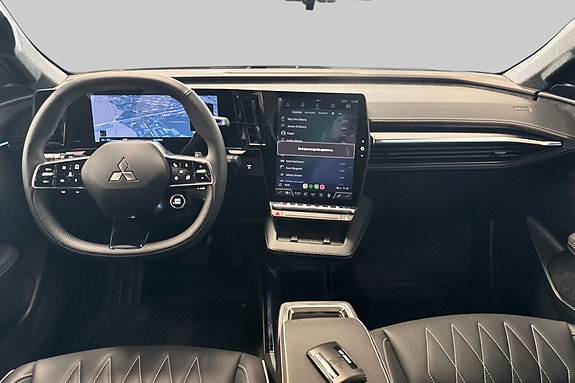 Topp moderne infotainment med stort skjermbilde og førerfokusert design.