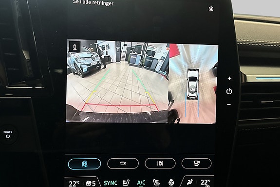 Sikker parkering med ryggekamera og oversiktsvisning i høy kvalitet.