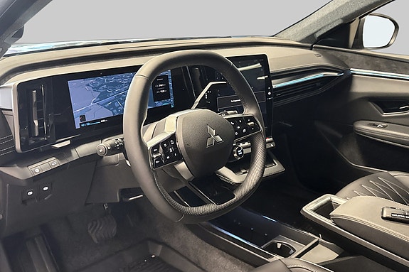Førerorientert digital cockpit med intuitive berøringsskjermer og display.
