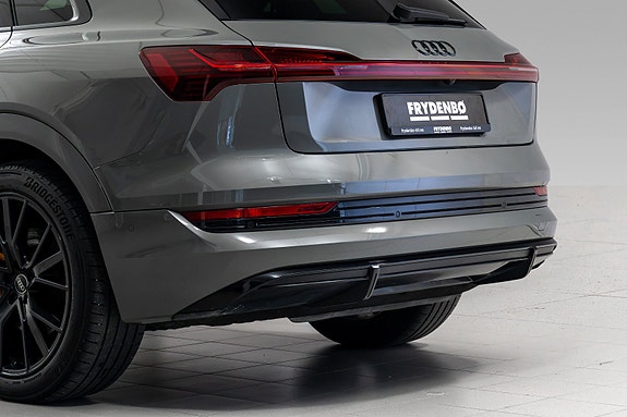 Audi e-tron 8 of 30