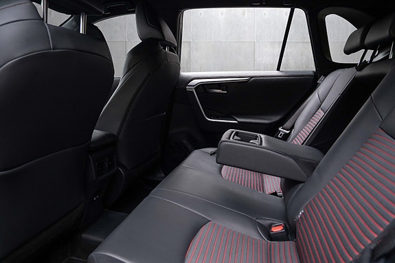 Toyota RAV4 Plug-in Hybrid 15 of 20
