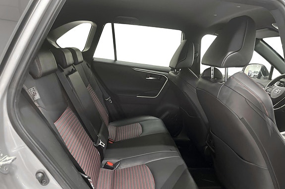 Toyota RAV4 Plug-in Hybrid 16 of 19