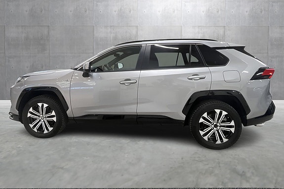 Toyota RAV4 Plug-in Hybrid 2 of 19