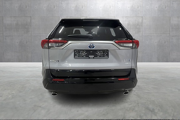 Toyota RAV4 Plug-in Hybrid 4 of 19
