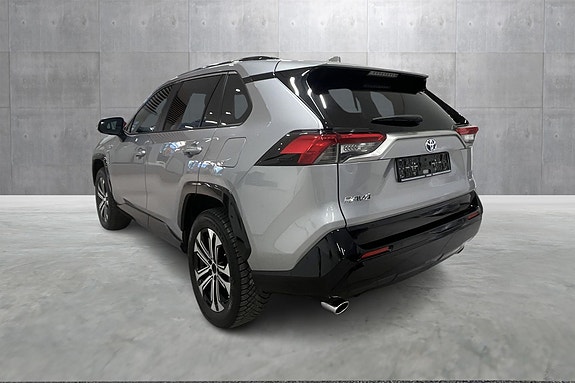 Toyota RAV4 Plug-in Hybrid 3 of 19