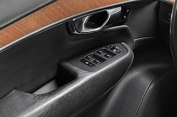 Volvo XC90 14 of 30
