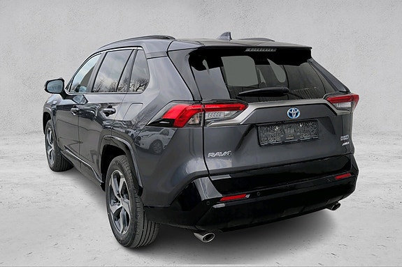 Toyota RAV4 Plug-in Hybrid 3 of 5