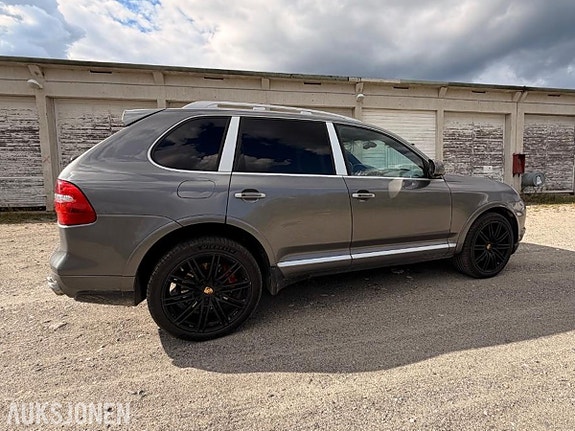 Porsche Cayenne 5 of 8