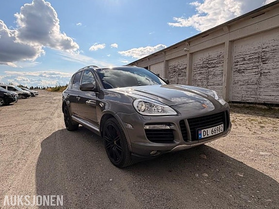 Porsche Cayenne 3 of 8