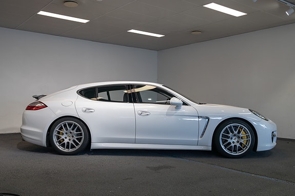 Porsche Panamera 4 of 28