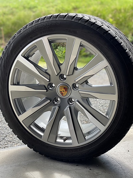 Porsche Taycan 7 of 11