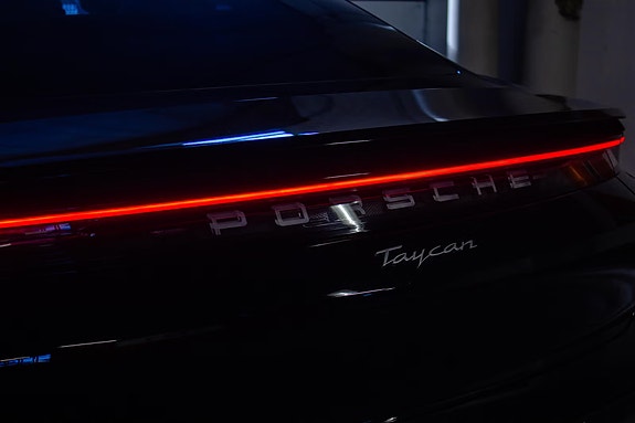 Porsche Taycan 9 of 11