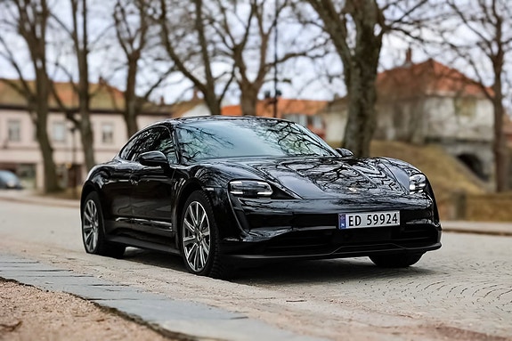 Porsche Taycan 6 of 11