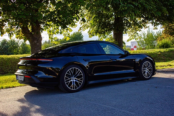 Porsche Taycan 2 of 11