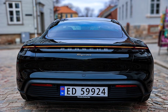 Porsche Taycan 3 of 11