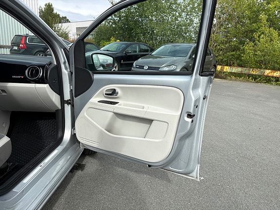 Volkswagen UP! 23 of 30