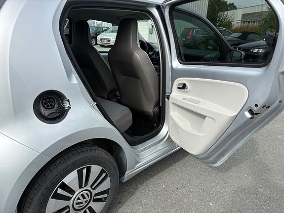 Volkswagen UP! 27 of 30
