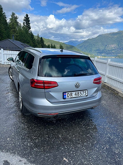 Volkswagen Passat 3 of 12