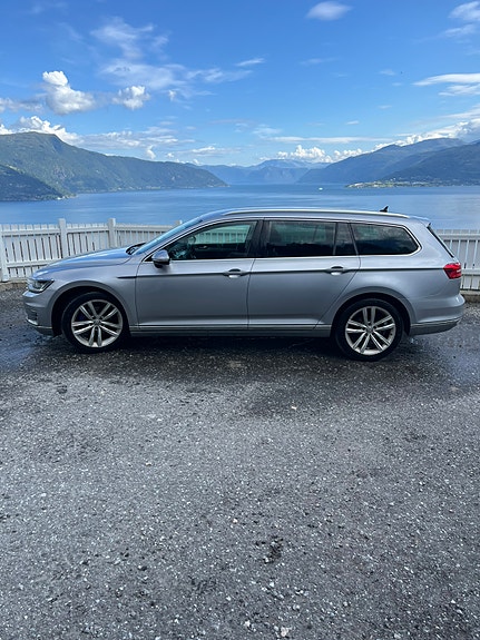Volkswagen Passat 2 of 12
