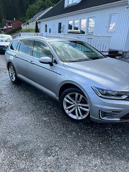 Volkswagen Passat 4 of 12