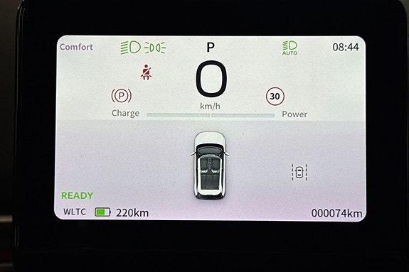Digitalt display viser kjørestatus, rekkevidde og energibruk.