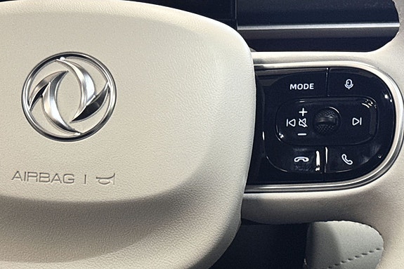 Ratt med praktiske multimedia- og cruise controls.