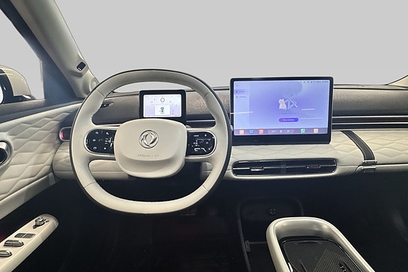 Oversiktlig cockpit med stor touchskjerm og digitalt display.