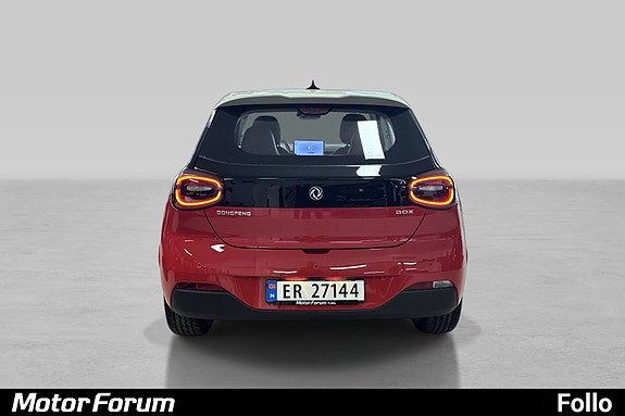 Sporty baklysdesign gir bilen et unikt og moderne uttrykk.
