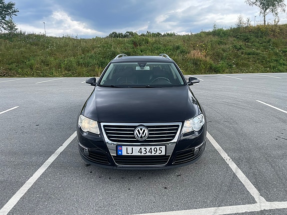 Volkswagen Passat 2 of 30