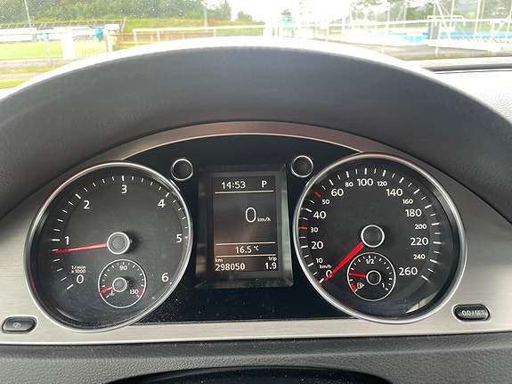 Volkswagen Passat 16 of 30