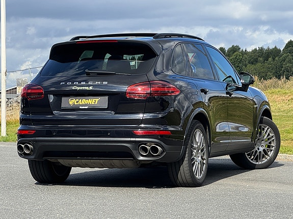 Porsche Cayenne S 10 of 30