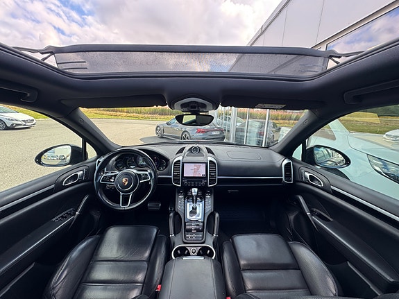 Porsche Cayenne S 2 of 30