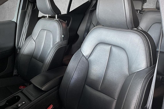 Volvo XC40 17 of 23