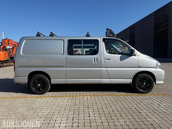 Toyota HiAce 4 of 30