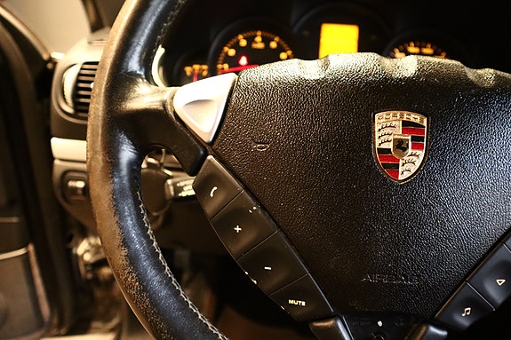 Porsche Cayenne 15 of 29