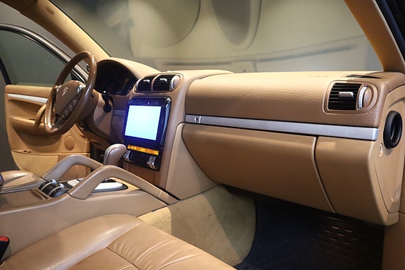 Porsche Cayenne 12 of 28