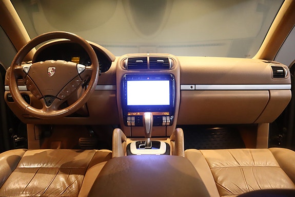 Porsche Cayenne 13 of 28