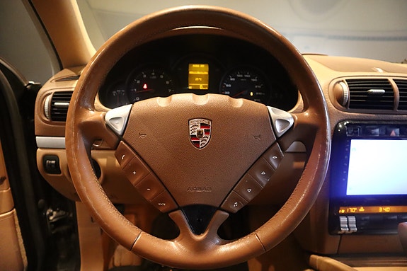 Porsche Cayenne 15 of 28