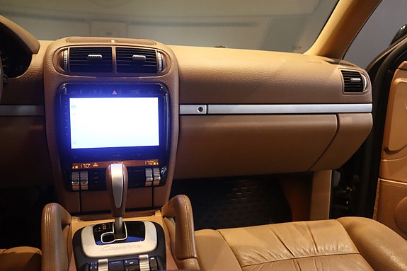 Porsche Cayenne 16 of 28