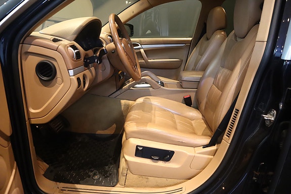 Porsche Cayenne 23 of 28