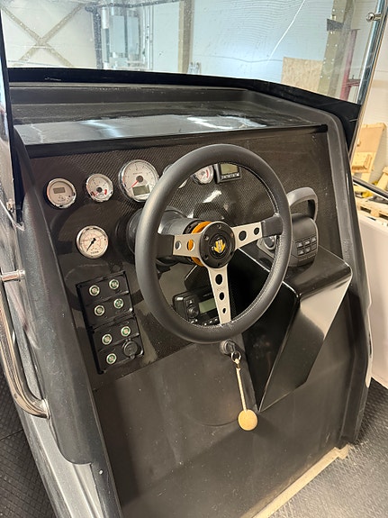 Obsession 33 – 435 hk Volvo Penta – RÅ sjøegenskaper og Steppet skrog 10 of 29