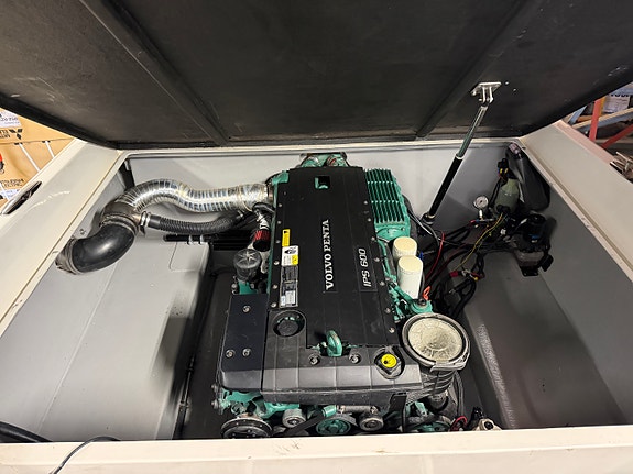 Obsession 33 – 435 hk Volvo Penta – RÅ sjøegenskaper og Steppet skrog 21 of 29