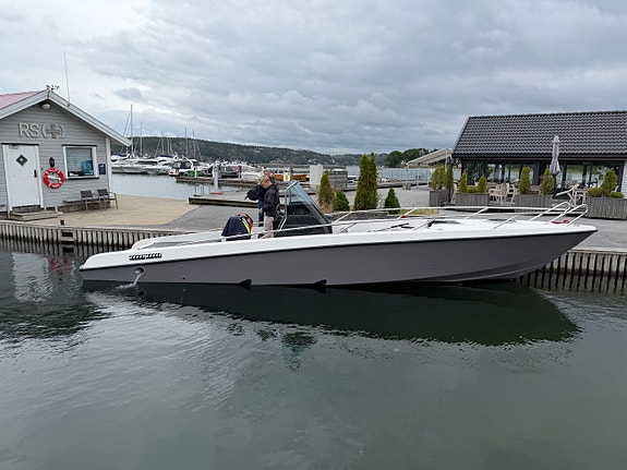 Obsession 33 – 435 hk Volvo Penta – RÅ sjøegenskaper og Steppet skrog 2 of 29